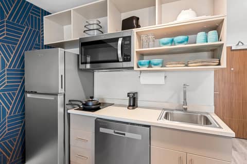 MainStay Suites Columbus North - Worthington — kitchen