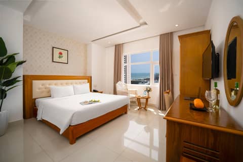 Royal Family Hotel — hotel room