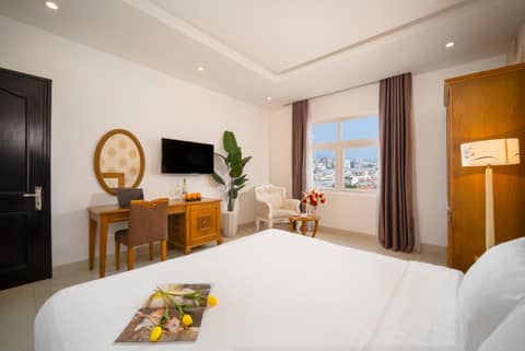 Royal Family Hotel — hotel room