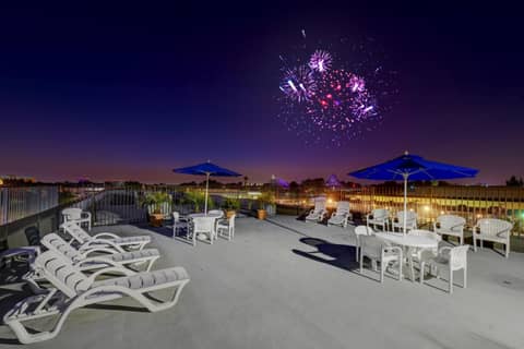 Anaheim Desert Inn & Suites — roof