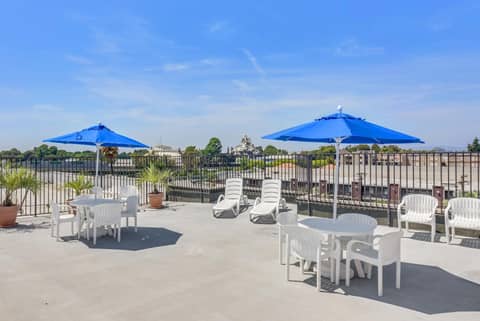 Anaheim Desert Inn & Suites — roof