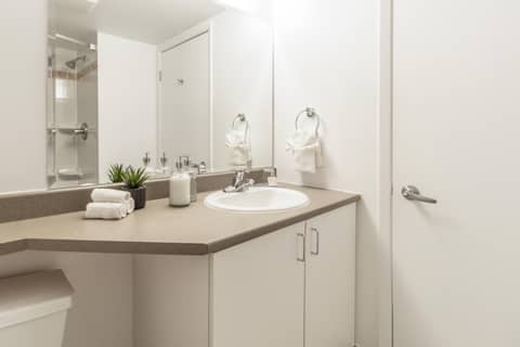 Hôtel Saint-Laurent Montréal — bathroom