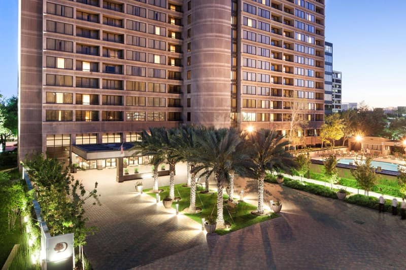DoubleTree by Hilton Hotel & Suites Houston by the Galleria — building
