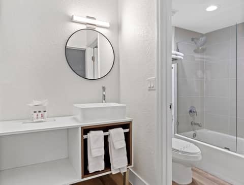 Baymont by Wyndham Jacksonville Airport — photo 9