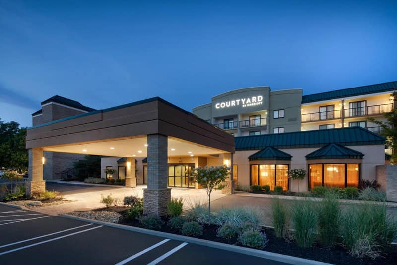 Courtyard Cleveland Beachwood — building