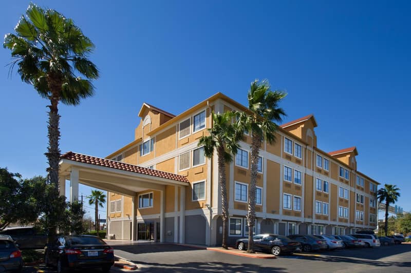 Holiday Inn Express & Suites San Antonio - Downtown Market Area by IHG — building
