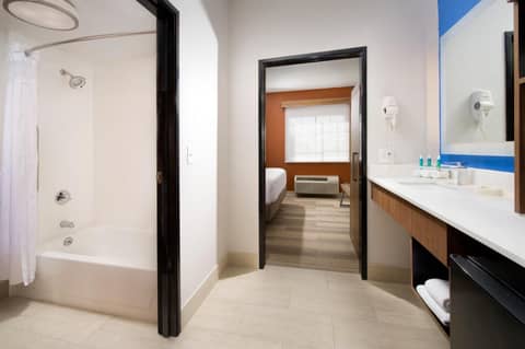 Holiday Inn Express & Suites San Antonio - Downtown Market Area by IHG — photo 5