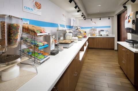Holiday Inn Express & Suites San Antonio - Downtown Market Area by IHG — photo 6