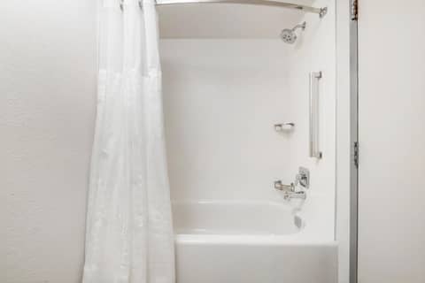 City Express by Marriott Orlando International Drive — bathroom
