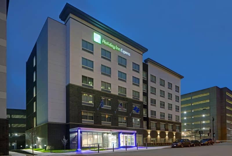 Holiday Inn Express - Milwaukee Downtown by IHG — building