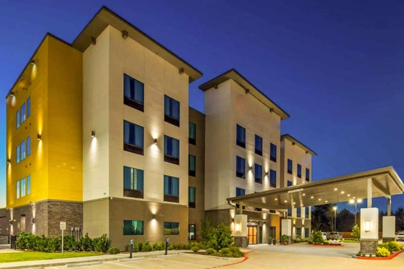 Comfort Inn & Suites Houston I-45 North - IAH — building
