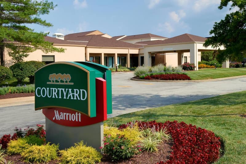 Courtyard St. Louis Creve Coeur — building