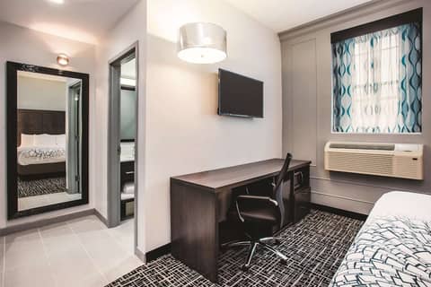 La Quinta Inn & Suites by Wyndham Baltimore Downtown — photo 2