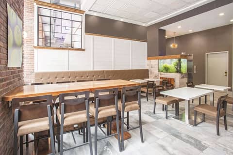 La Quinta Inn & Suites by Wyndham Baltimore Downtown — photo 5