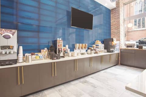 La Quinta Inn & Suites by Wyndham Baltimore Downtown — photo 6