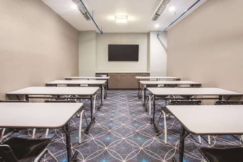 La Quinta Inn & Suites by Wyndham Baltimore Downtown — photo 7