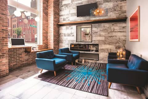 La Quinta Inn & Suites by Wyndham Baltimore Downtown — photo 8