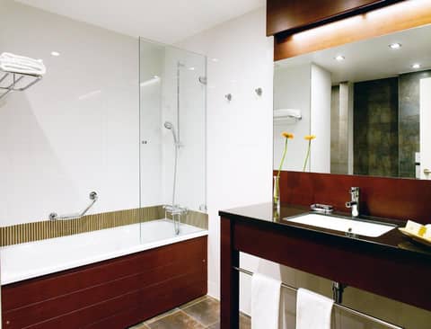 New Hotel Charlemagne — bathroom