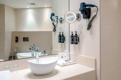 Metropolitan Al Mafraq Hotel — bathroom