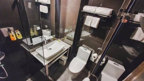 Hotel Ordinary Bangkok — bathroom