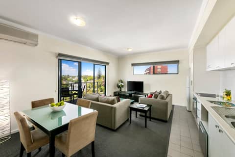 Quest on Rheola — hotel room