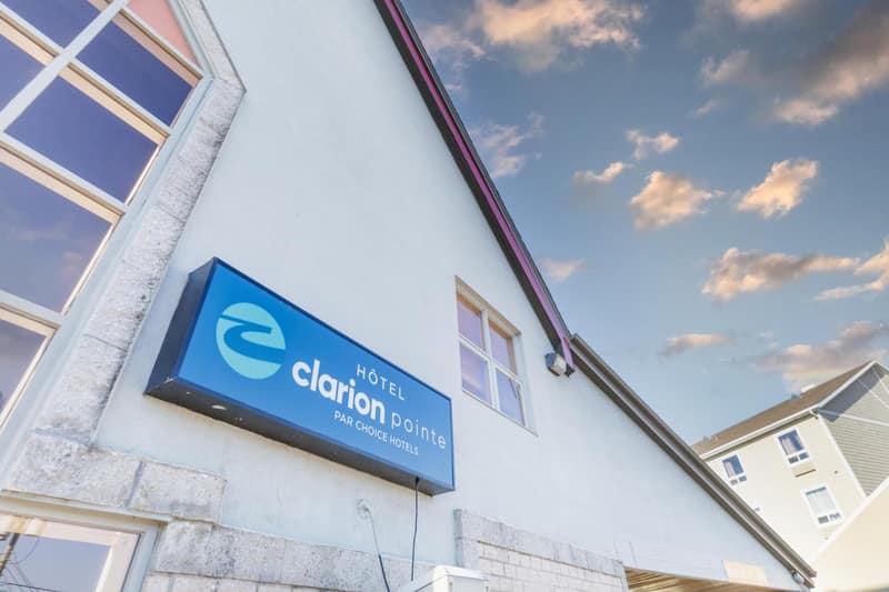Clarion Pointe Quebec Airport — building