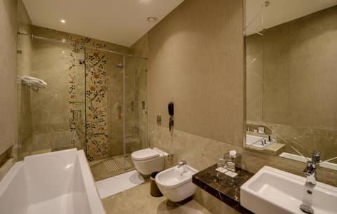 Niranta Transit Hotel Terminal 2 Arrivals/Landside — bathroom