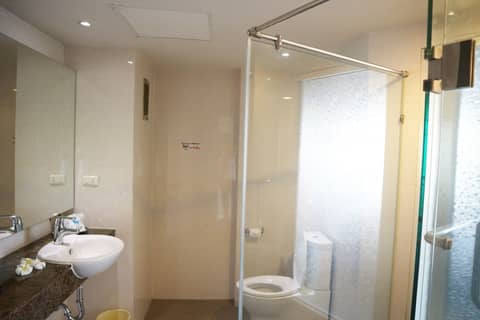 Welcome Plaza Hotel — bathroom
