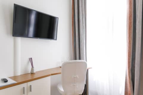 Riess City Rooms - Self Check-in — hotel room