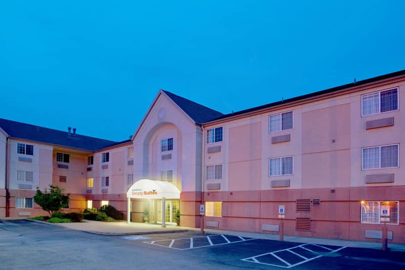 Sonesta Simply Suites Pittsburgh Airport — building