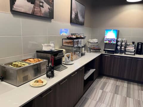 Super 8 by Wyndham Macleod Trail Calgary — photo 3