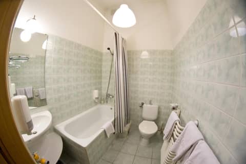 Cracow Old Town Guest House — bathroom