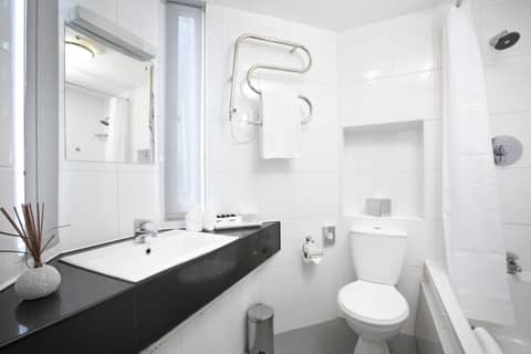 Thistle London Bloomsbury Park — bathroom