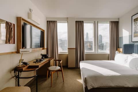 Club Quarters Hotel St Paul's, London — hotel room
