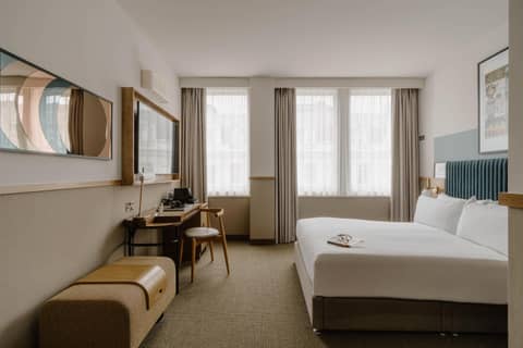 Club Quarters Hotel St Paul's, London — hotel room