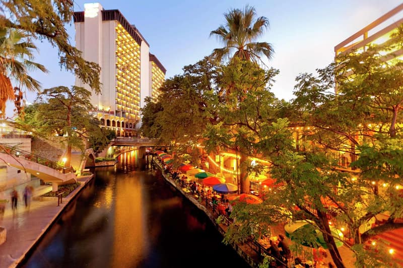 Hilton Palacio del Rio — building