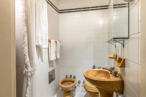 Up Retiro — bathroom