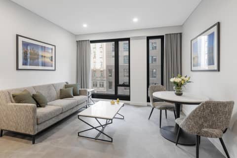 Meriton Suites Melbourne — hotel room