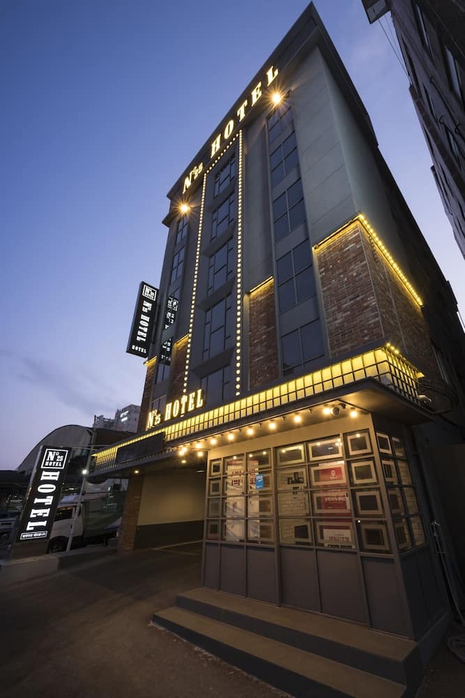 No. 25 Hotel — building