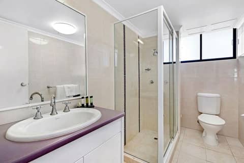 ULTIQA Beach Haven on Broadbeach — bathroom