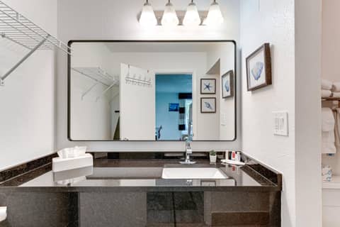 Sarasota Cay Club #612 - Heated Pool, Bunk Beds, Huge TV, Tiki Bar, More! — bathroom