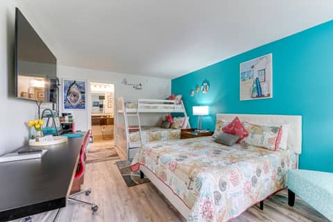 Sarasota Cay Club #612 - Heated Pool, Bunk Beds, Huge TV, Tiki Bar, More! — hotel room