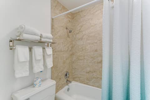 Sarasota Cay Club #612 - Heated Pool, Bunk Beds, Huge TV, Tiki Bar, More! — bathroom