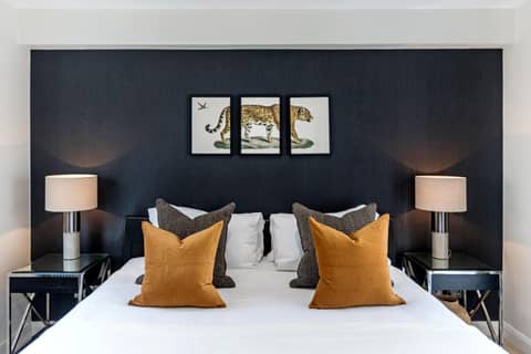 Buckingham & Lloyds — hotel room