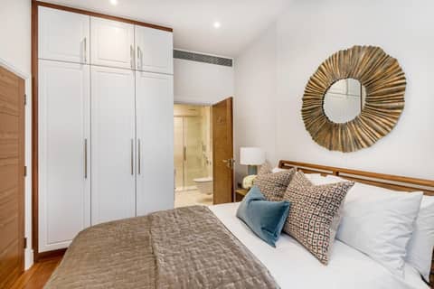 Buckingham & Lloyds — hotel room