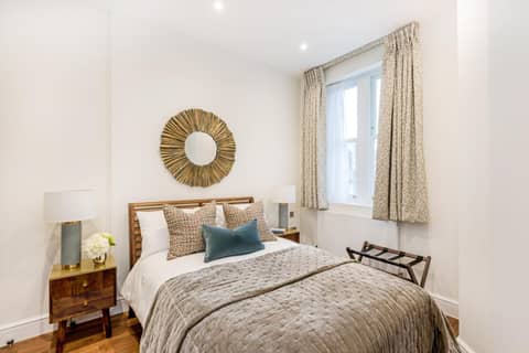 Buckingham & Lloyds — hotel room