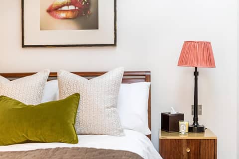 Buckingham & Lloyds — bedroom