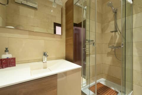 Apartamentos Palacio de los Jerónimos — bathroom