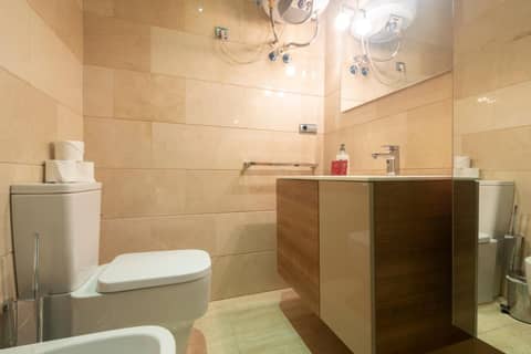 Apartamentos Palacio de los Jerónimos — bathroom