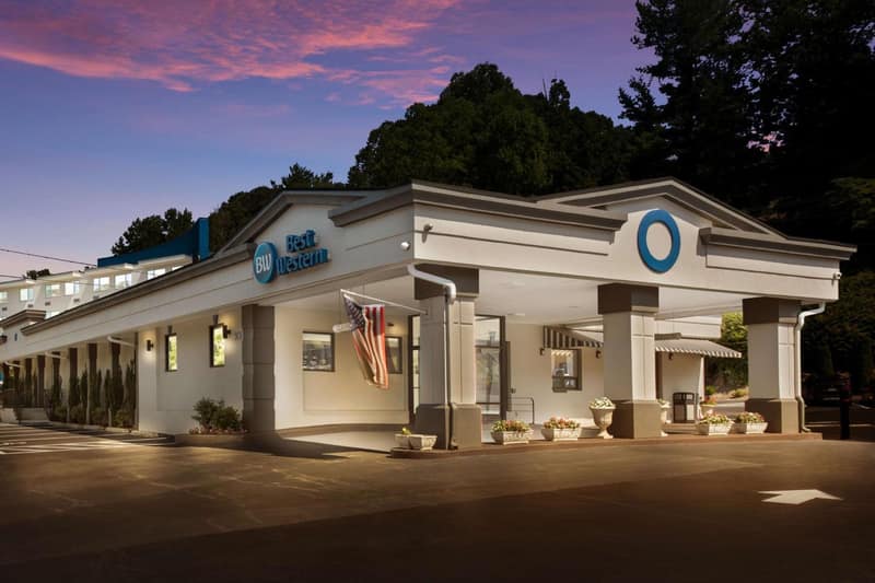 Best Western Asheville-Blue Ridge Parkway — building